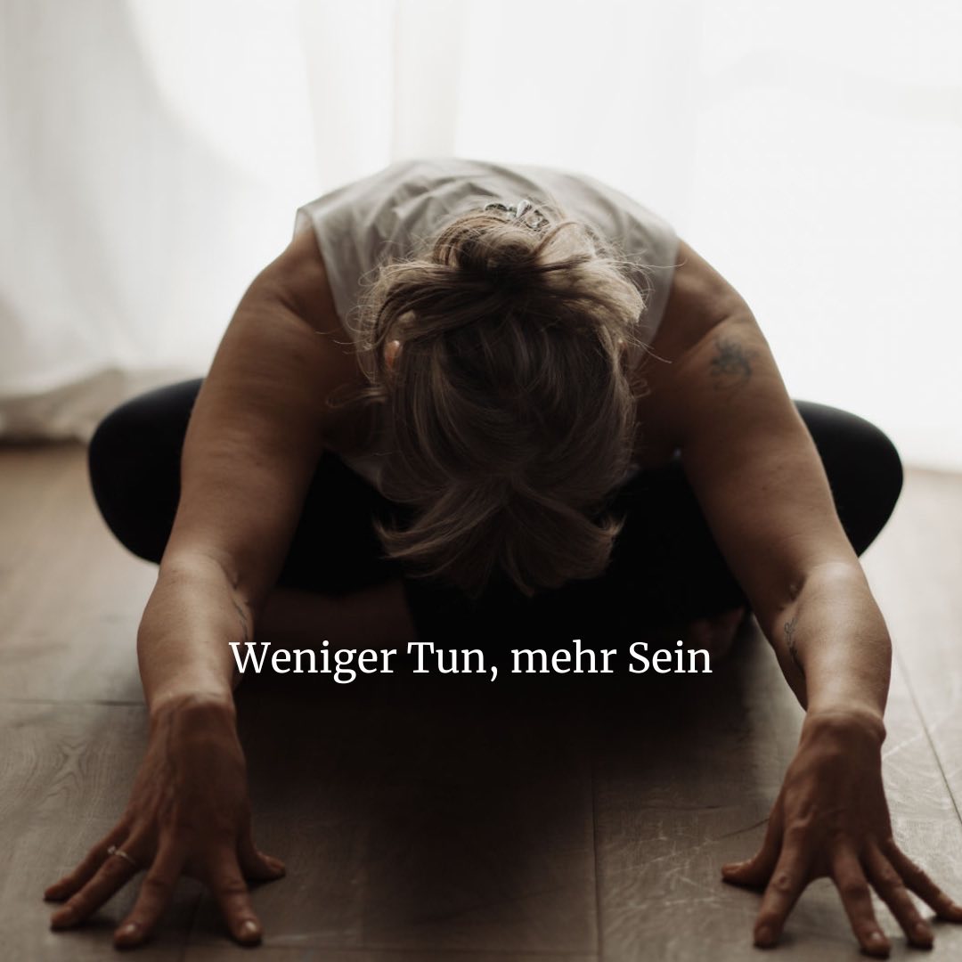 Als ich vor 15 Jahren meine erste Yogalehrer-Ausbildung gemacht habe, sah meine Praxis noch ganz anders aus als heute. Sie  war schneller, anstrengender und komplexer,als sie es heute ist. Und sie bestand zum größten Teil aus Asana.
Im Laufe der letzten Jahre hat sich das sehr verändert. 
Für die meisten von uns ist der Alltag vollgepackt mit einer Vielzahl von Anforderungen und Aufgaben - ein ständiges Tun. Dabei laufen wir oft so auf Hochtouren, dass wir es kaum mehr hinbekommen, einfach mal stillzustehen, Nichts zu tun. Eben diese Pausen zu machen, die wir brauchen, um uns selbst wieder wahrzunehmen und gut für uns zu sorgen.
Genau dazu dient meine Praxis heute. 💛 Weniger Tun, mehr Sein. 
💛 Nichts leisten, nicht performen,  kein bewerten.
💛in Kontakt mit meinem Körper sein und meine Praxis an seine Bedürfnisse anpassen 
💛 Selbstfürsorge und Selbstliebe
💛mein Sacred space, an dem ich mich meinem tiefsten Innen zuwenden kann 

Und je älter ich werde, desto mehr wächst der Wunsch nach Ruhe und Einssein in mir. Außerdem : Ich muss wirklich Niemandem mehr etwas beweisen! Sehr befreiend 😄
Wie sieht deine Praxis aus? Hat sie sich auch verändert?

#anusarayoga #ruhe #sein #meditation #Selbstfürsorge #pause #selbstliebe