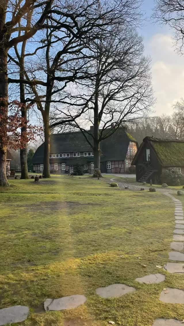 Ich bin so dankbar für dieses schönen Ort mit seinen herzlichen Menschen und für die wundervollen Yoginis, die in diesem Jahr mit mir hier waren . Jedes Retreat hatte seine ganz besondere Magie. Und es erfüllt mich immer wieder so sehr, was für Verbindungen entstehen zwischen Menschen, die sich vorher nicht kannten. Kula, die Gemeinschaft ist einer der Grundpfeiler des  Anusara-Yoga. Danke 💛an  all  die wunderbaren Frauen die mich begleitet und die Retreats mit ihrem wunderschönen SEIN bereichert haben. Danke💛 an den unfassbar schönen Stimbekhof und das beste Team der Welt dort. Und Danke an Sandra Tschöpe von mymenomind-es hat so viel Freude gemacht, das Juni-Retreat gemeinsam mit dir zu gestalten 💛. Ich freue mich auf die Termine im nächsten Jahr 🙏